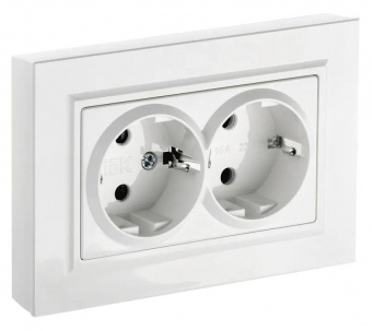 Розетка силов. IEK Brite РСш12-3-БрБ BR-R24-16-K01-F 2розет. двойн. скрыт. зазем. штор. IP20 белый (упак.:1шт) от магазина РЭССИ