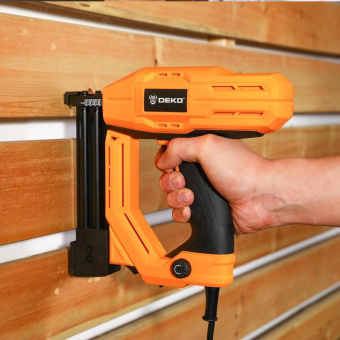 Степлер электрический Deko DKES100 скобы тип 18Ga: 15-25мм гвозди тип 300: 15-32мм от магазина РЭССИ