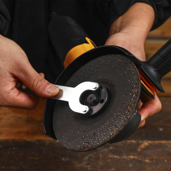 Углошлифовальная машина Deko DKAG850 850Вт 12000об/мин рез.шпин.:M14 d=125мм (085-1007) от магазина РЭССИ