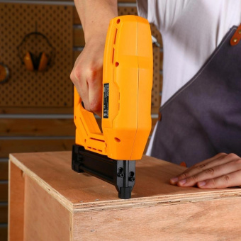 Степлер электрический Deko DKES100 скобы тип 18Ga: 15-25мм гвозди тип 300: 15-32мм от магазина РЭССИ