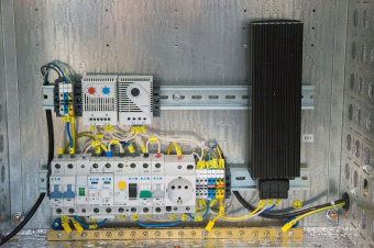 Шкаф коммутационный ЦМО (ШТВ-Н-15.6.5-4ААА-Т1) настенный 15U 600x530мм пер.дв.металл несъемн.бок.пан. 150кг серый 120град. 750мм всепогодный с вентилятором с нагревателем укомплектованный от магазина РЭССИ