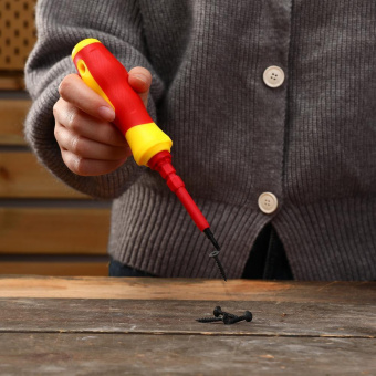 Набор отверточный Deko HT8 14 предметов диэлектр.покр. (жесткий кейс) от магазина РЭССИ