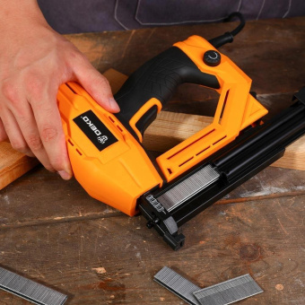 Степлер электрический Deko DKES100 скобы тип 18Ga: 15-25мм гвозди тип 300: 15-32мм от магазина РЭССИ