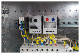 Шкаф коммутационный ЦМО (ШТВ-Н-12.6.5-4ААА-Т1) настенный 12U 600x530мм пер.дв.металл несъемн.бок.пан. 150кг серый 120град. уличный всепогодный с вентилятором с нагревателем укомплектованный от магазина РЭССИ
